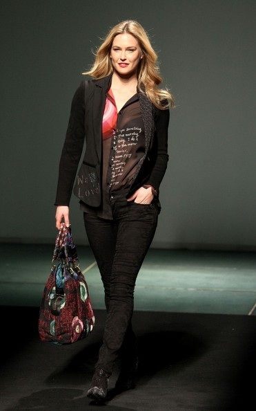 Bar Refaeli gợi cảm trên sàn catwalk - 4 VN