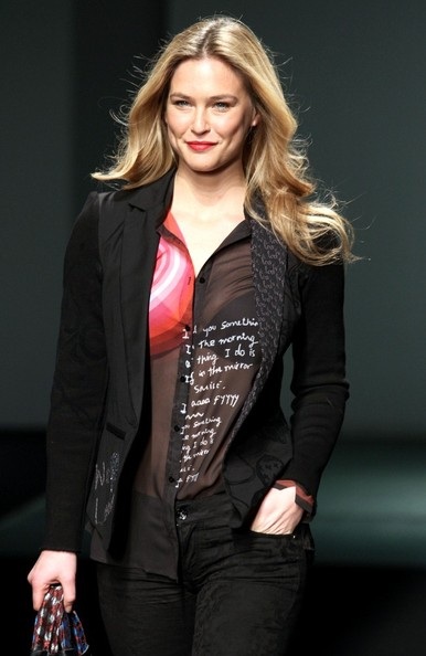 Bar Refaeli gợi cảm trên sàn catwalk - 5 VN
