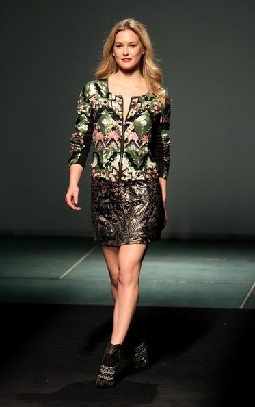 Bar Refaeli gợi cảm trên sàn catwalk - 6 VN