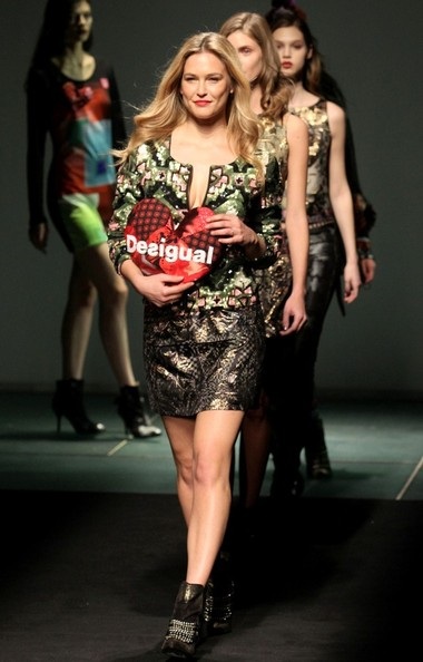 Bar Refaeli gợi cảm trên sàn catwalk - 7 VN