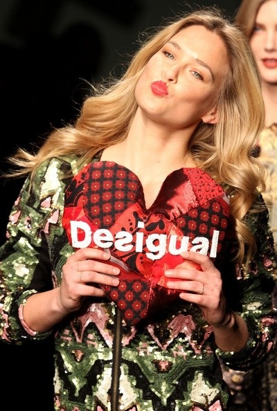 Bar Refaeli gợi cảm trên sàn catwalk - 8 VN