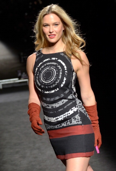 Bar Refaeli gợi cảm trên sàn catwalk - 2 VN