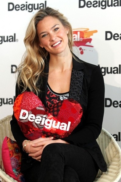 Bar Refaeli gợi cảm trên sàn catwalk - 10 VN