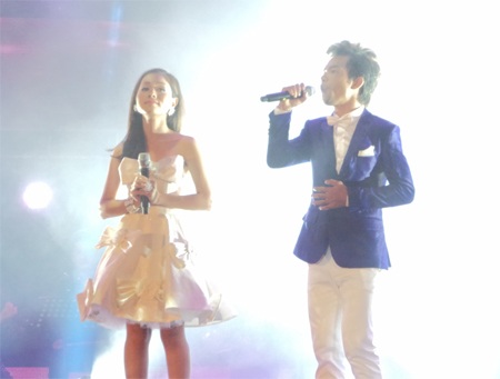 Ya Suy trở thành Quán quân Vietnam Idol - 1 Hai thí sinh vào chung kết Vietnam Idol - Ya Suy và Hoàng Quyên trong tiết mục mở màn