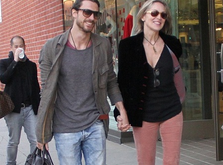 Người đẹp phim “Bản năng gốc” hạnh phúc bên bồ kém 27 tuổi - 4 Sharon Stone và Martin Mica tình tứ đi mua sắm ngày 30/1