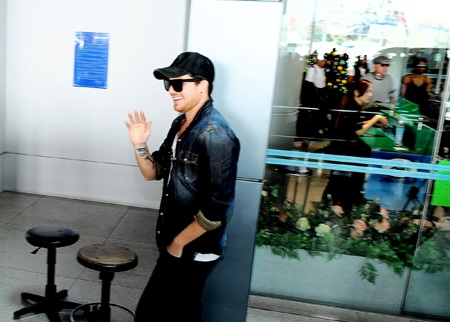 Adam Lambert được chào đón nồng nhiệt khi tới Việt Nam