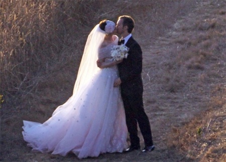 Anne Hathaway và chồng trong ngày cưới