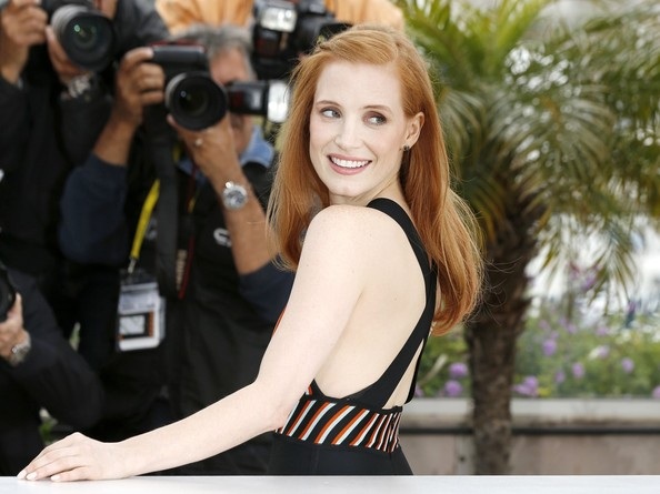 Cô ăn vận thanh lịch, không quá hở hang và vẫn gợi cảm