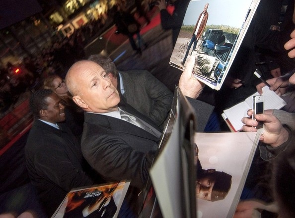 Bruce Willis hôn vợ âu yếm trên thảm đỏ - 11 Bruce Willis và Sebastian Koch - Bạn diễn trogn phim Die Hard.