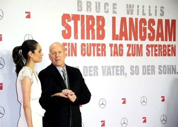 Bruce Willis hôn vợ âu yếm trên thảm đỏ - 6 Bruce Willis và Sebastian Koch - Bạn diễn trogn phim Die Hard.
