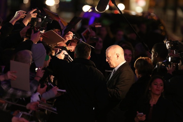 Bruce Willis hôn vợ âu yếm trên thảm đỏ - 10 Bruce Willis và Sebastian Koch - Bạn diễn trogn phim Die Hard.