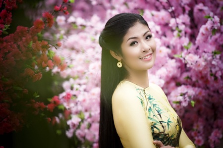 Hoa hậu Ngọc Hân đọ sắc với hoa - 1 Tin: HH