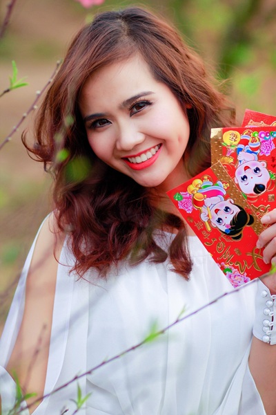 Huyền Lizzie: Người đẹp lạc giữa vườn đào - 3 Tin: