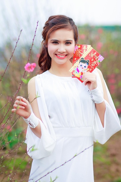 Huyền Lizzie: Người đẹp lạc giữa vườn đào - 4 Tin: