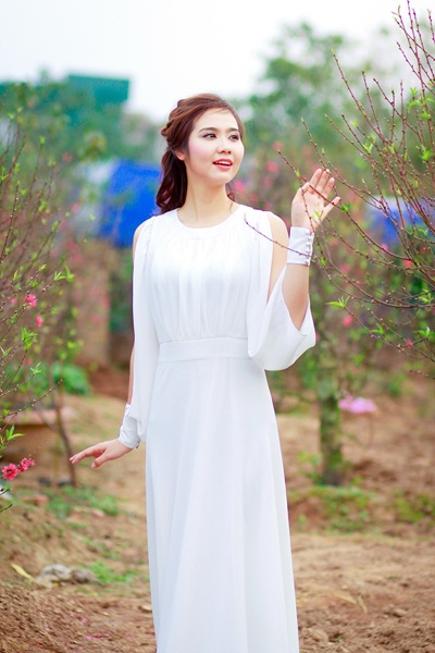 Huyền Lizzie: Người đẹp lạc giữa vườn đào - 5 Tin: