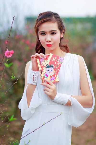 Huyền Lizzie: Người đẹp lạc giữa vườn đào - 8 Tin: