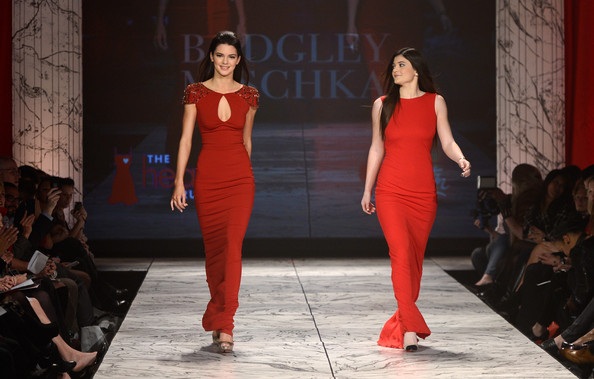 Ngôi sao điện ảnh xinh đẹp Minka Kelly diện váy Oscar de la Renta trên sàn catwalk