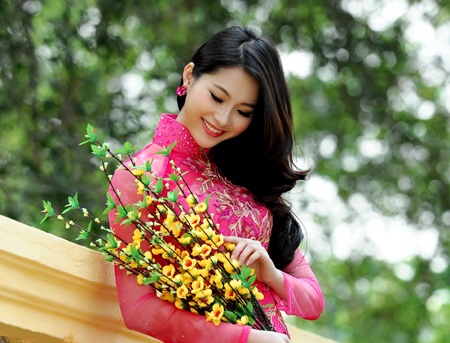 Hoa hậu Thu Thảo khoe sắc vóc ngày Xuân - 1 Tin: