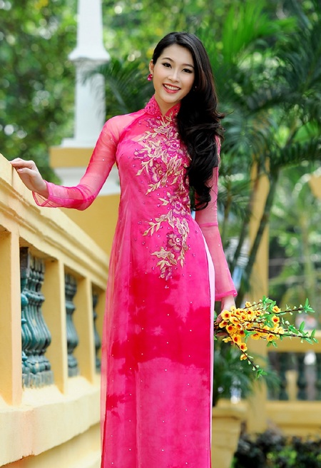 Hoa hậu Thu Thảo khoe sắc vóc ngày Xuân - 2 Tin: