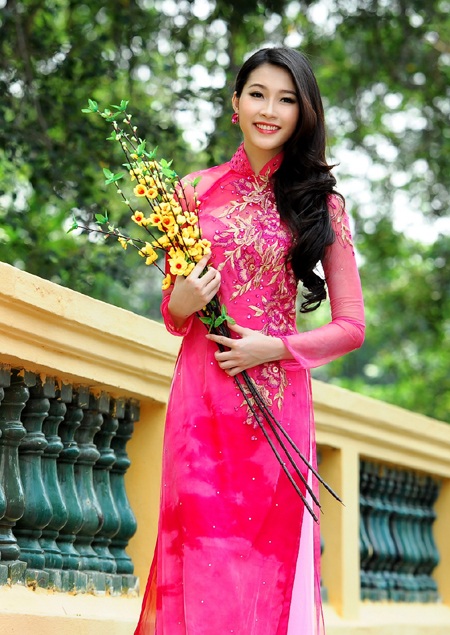 Hoa hậu Thu Thảo khoe sắc vóc ngày Xuân - 3 Tin:
