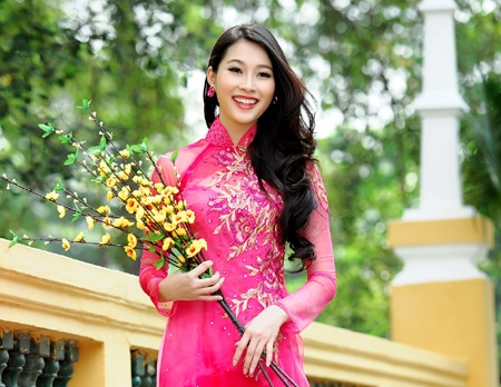 Hoa hậu Thu Thảo khoe sắc vóc ngày Xuân - 4 Tin: