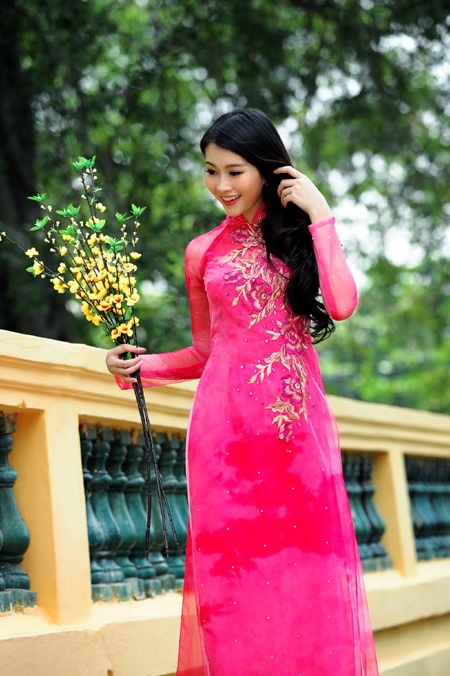 Hoa hậu Thu Thảo khoe sắc vóc ngày Xuân - 5 Tin: