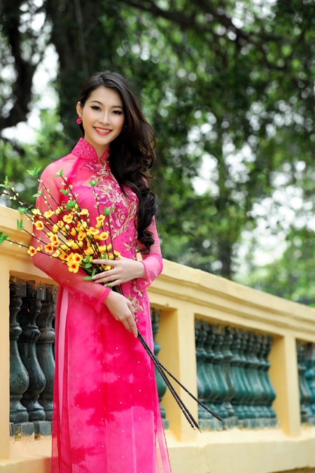 Hoa hậu Thu Thảo khoe sắc vóc ngày Xuân - 7 Tin: