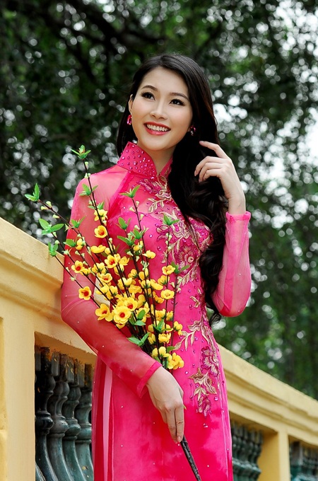 Hoa hậu Thu Thảo khoe sắc vóc ngày Xuân - 8 Tin: