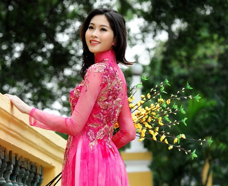 Hoa hậu Thu Thảo khoe sắc vóc ngày Xuân - 9 Tin: