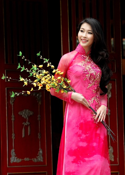 Hoa hậu Thu Thảo khoe sắc vóc ngày Xuân - 10 Tin: