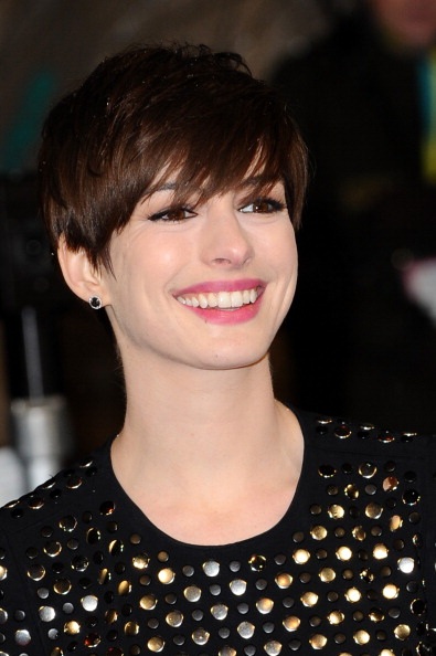 Kiều nữ tạo dáng dưới mưa tại lễ trao giải của điện ảnh Anh quốc - 8 Vĩnh Ngọc