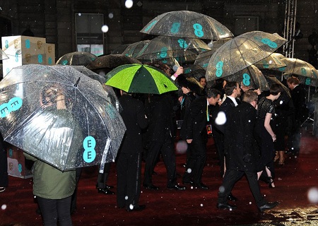 Kiều nữ tạo dáng dưới mưa tại lễ trao giải của điện ảnh Anh quốc - 31 Trời mưa to khiến các ngôi sao gặp khó khăn trong việc di chuyển và tạo dáng trên thảm đỏ.