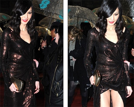 Kiều nữ tạo dáng dưới mưa tại lễ trao giải của điện ảnh Anh quốc - 33 Gemma bị lộ hàng vì kéo váy quá cao để tránh mưa