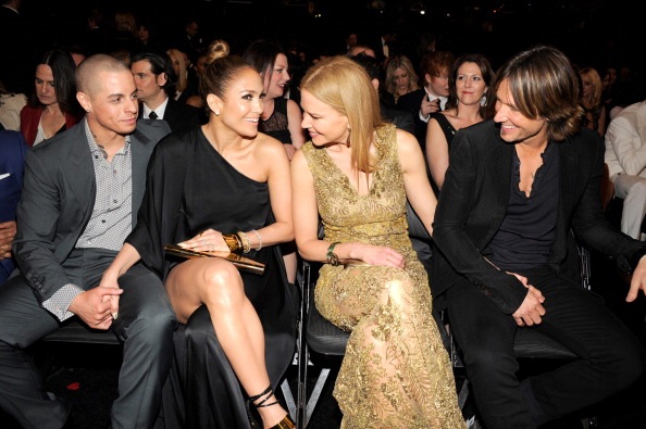 Người đẹp khoe sắc trên thảm đỏ Grammy - 48 Casper Smart, Jennifer Lopez trò chuyện vui vẻ với vợ chồng Nicole Kidman - Keith Urban.