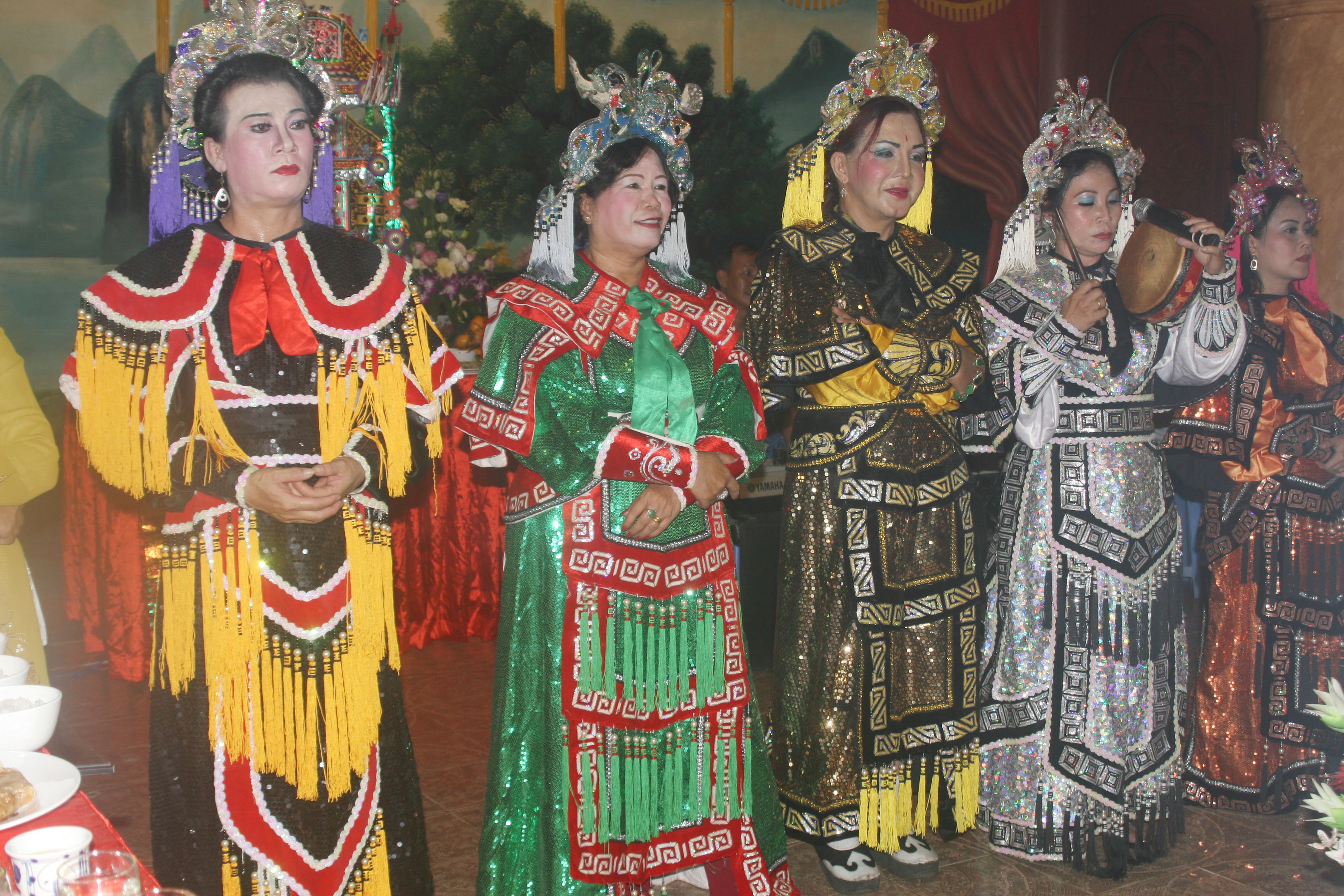 Ngày xuân trẩy hội 5 bà thánh mẫu - 2 Hát rối trong lễ hội 5 bà Thánh Mẫu