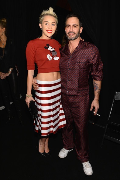 Miley Cyrus khoe bụng trong buổi trình diễn của Marc Jacobs - 2 VN