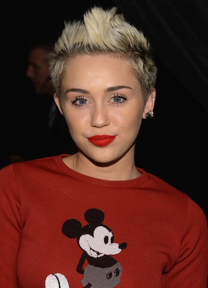 Miley Cyrus khoe bụng trong buổi trình diễn của Marc Jacobs - 3 VN