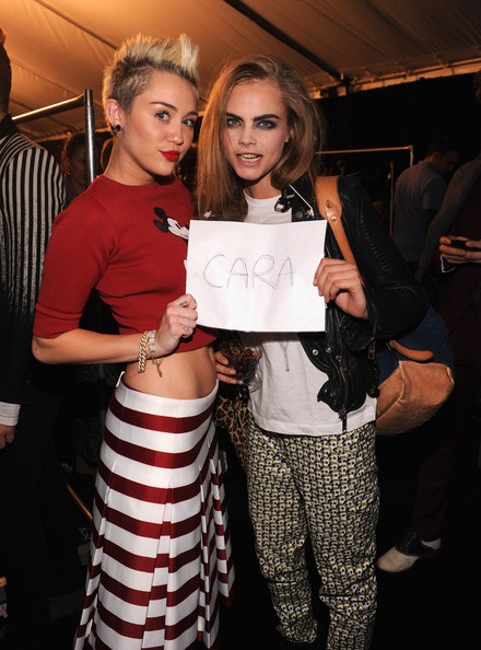 Miley Cyrus khoe bụng trong buổi trình diễn của Marc Jacobs - 5 VN