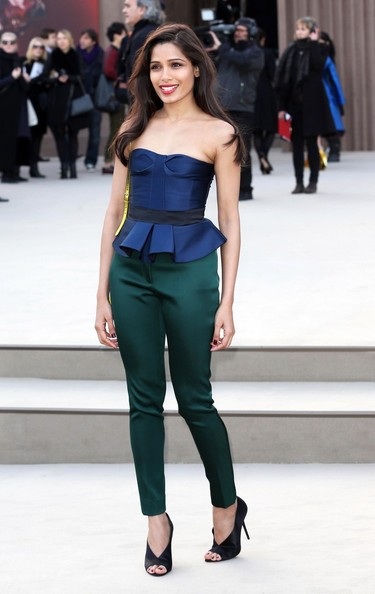 Freida Pinto gợi cảm với áo vai trần