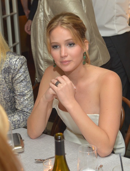 Jennifer Lawrence đẹp thanh lịch trong chiếc váy trắng đen