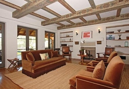 Hai phòng khách sang trọng trong nhà