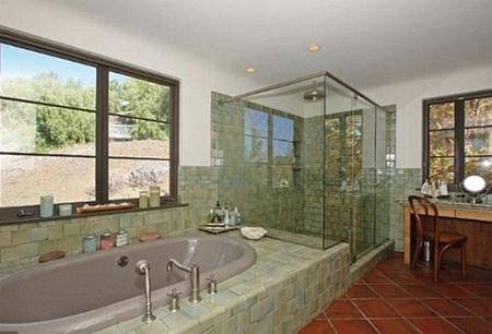 Một phòng tắm trong nhà