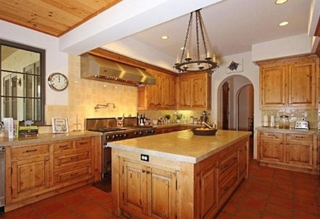 Khu vực phòng bếp với gam màu nâu ấm cúng