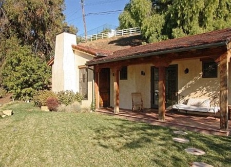 Thảm cỏ và vườn rất rộng rãi