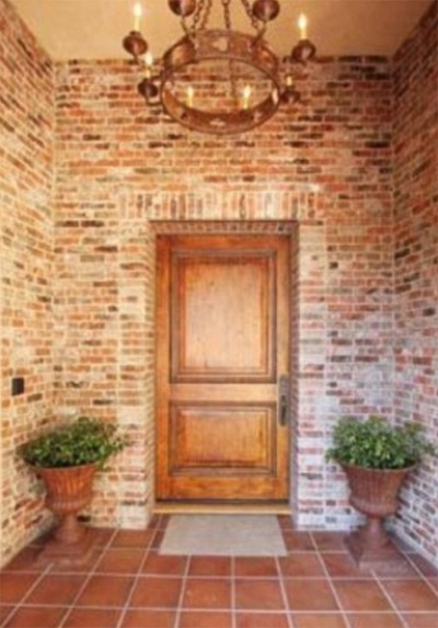 Cửa chính vào nhà.