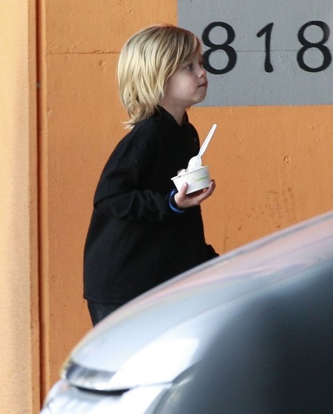 Shiloh Jolie-Pitt càng lớn càng cá tính, dễ thương - 2 VN