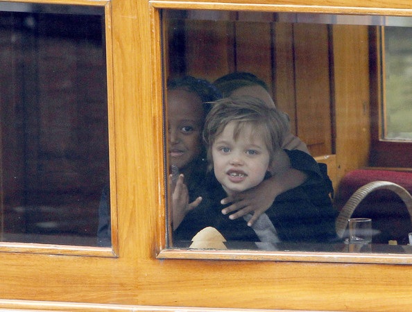 Shiloh Jolie-Pitt càng lớn càng cá tính, dễ thương - 5 VN