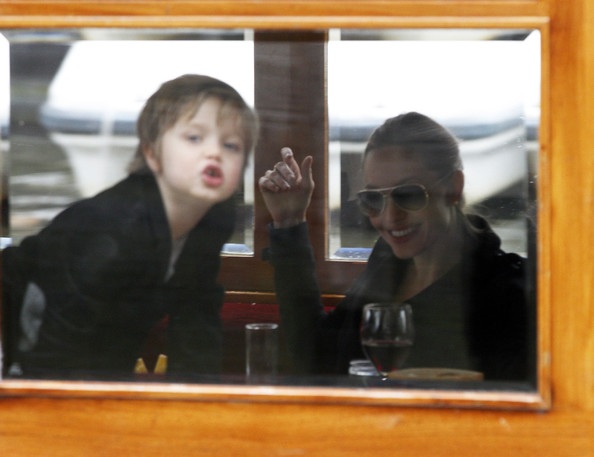 Shiloh Jolie-Pitt càng lớn càng cá tính, dễ thương - 6 VN