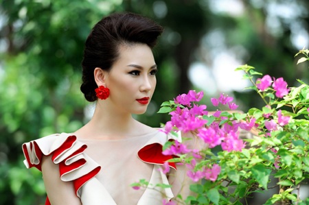Siêu mẫu Thùy Linh khoe nét xuân thì - 4 Trang điểm: