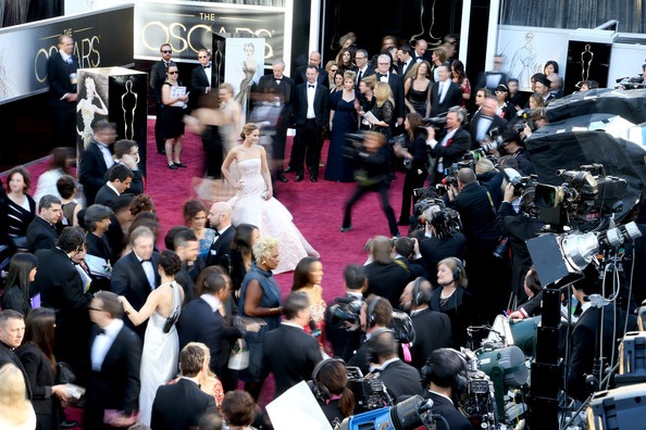 Jennifer Lawrence trong vòng vây của máy ảnh